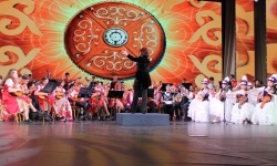 В сияньи музыки и красок цвета…