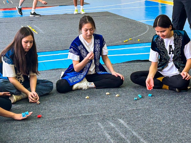 Спортивная перемена сыграли в национальную казахскую игру "Бес асык"